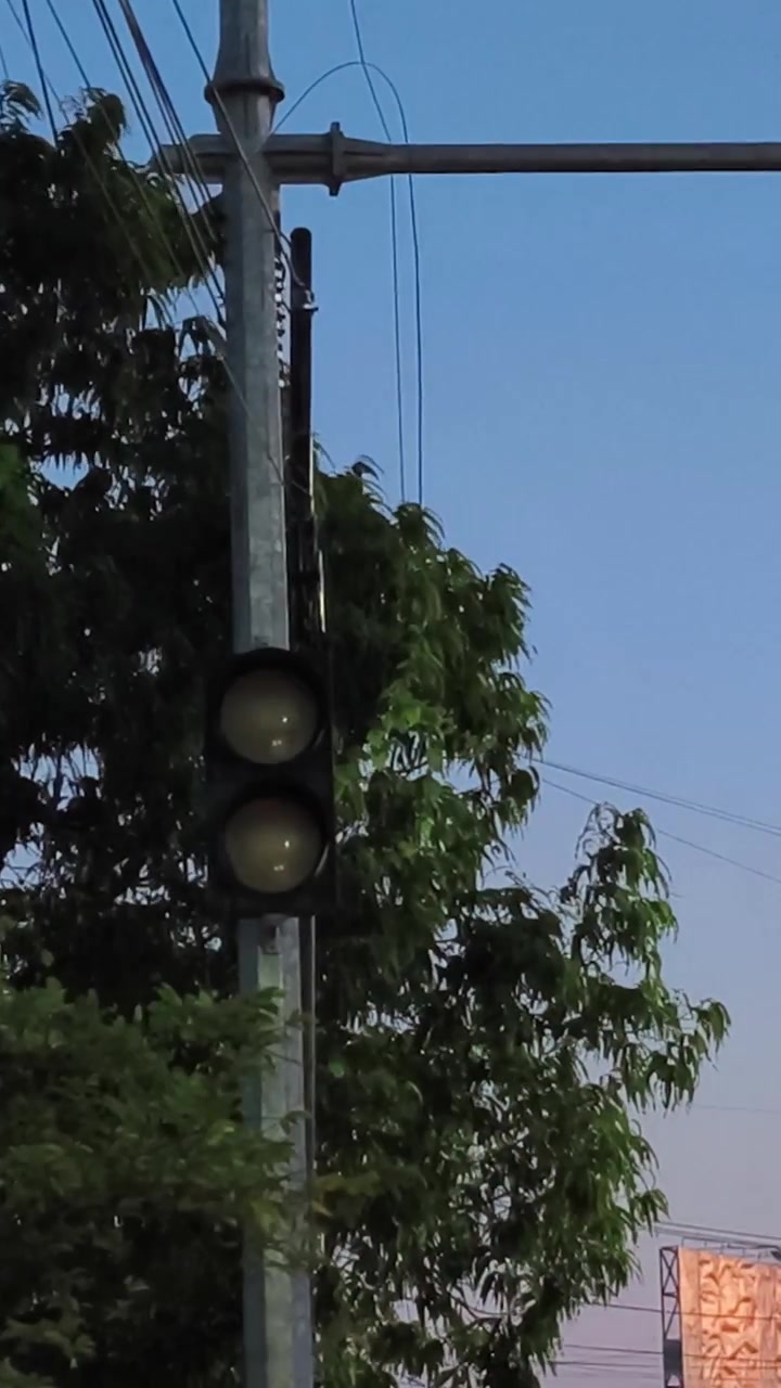 Lampu Lalu Lintas Kuning Berkedip di Jalan Perkotaan