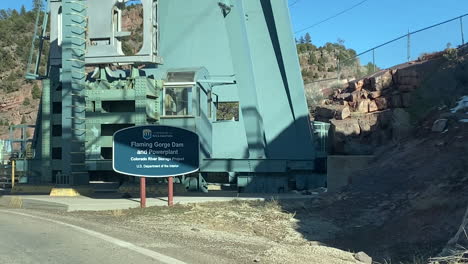 presa del desfiladero en llamas y cartel de planta de pobreza junto a la carretera antes de pasar, punto de vista del conductor
