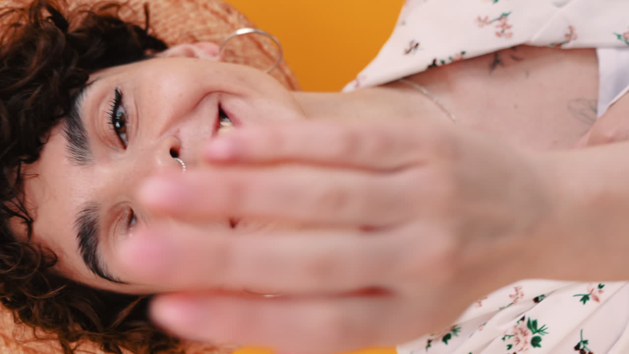 mujer feliz con trajes de moda