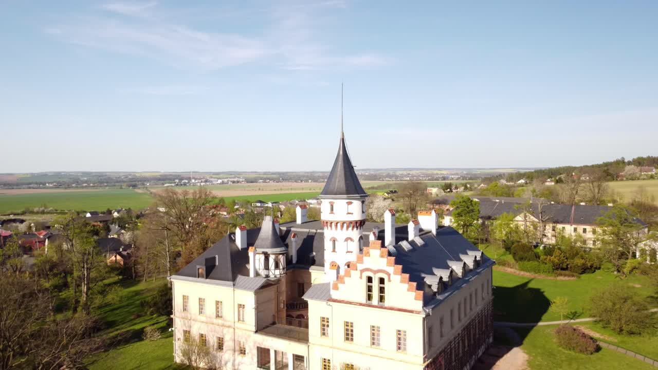Vista aérea do Castelo de Raduň num dia ensolarado perto de Opava na Região da Morávia-Silésia, República Checa