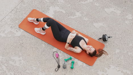 una mujer caucásica haciendo deporte al aire libre.