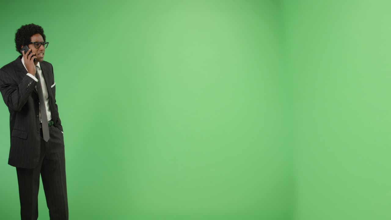 empresário irritado falando no telefone com tela verde