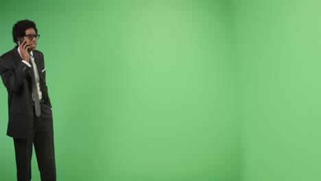 hombre de negocios enojado hablando por teléfono con pantalla verde