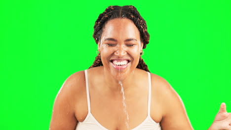 Wasserspritzer,-Grüner-Bildschirm-Und-Lächeln-Der-Frau