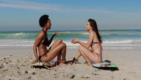 jóvenes amigas hablando entre sí 4k