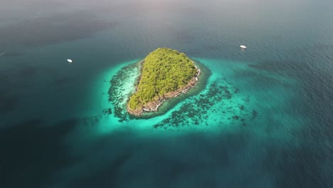 tiro elevado en ángulo de una pequeña isla cerca de ko lipe, tailandia, en un día claro y brillante