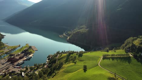 Ciudad-De-Flam-En-Aurlandsfjord-Al-Amanecer.