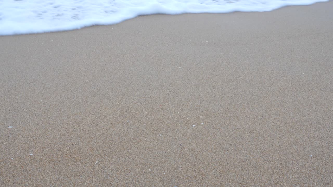 깨한 해변과 바다 파도의 아름다운 자연