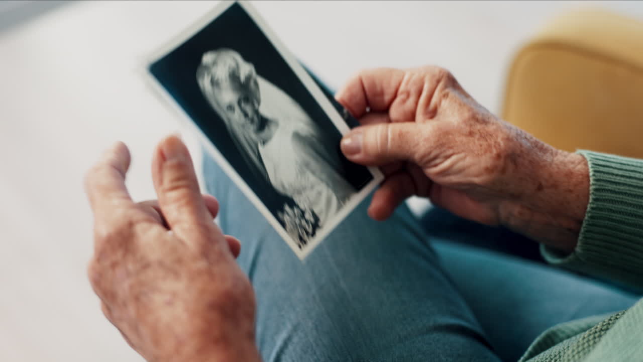 Fotografia, mani e ricordo di una persona in casa