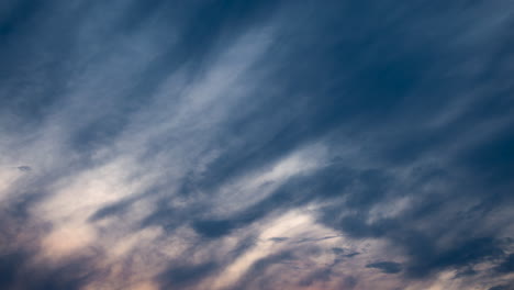 Ein-Dramatischer-Sonnenuntergangs-Zeitraffer-Aus-Dunkelblauen-Wolken-Mit-Goldenem-Licht