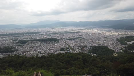 Blick-Von-Oben-Auf-Die-Stadt-Kyoto-Vom-Stadtteil-Ginkaku-ji,-Japanische-Sommerstadtlandschaft,-Japan