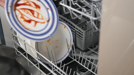 los platos sucios se cargan en un lavador de platos