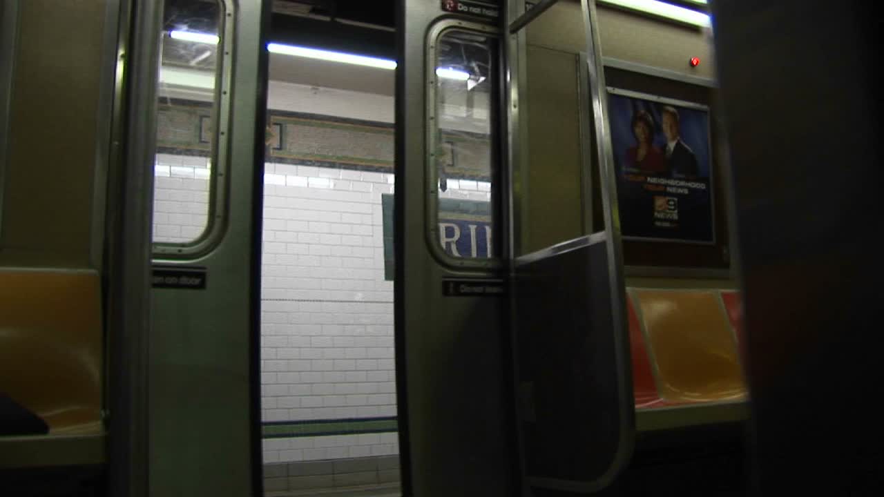 지하철 열차 문이 닫히고 기차가 가격 거리 역을 떠납니다