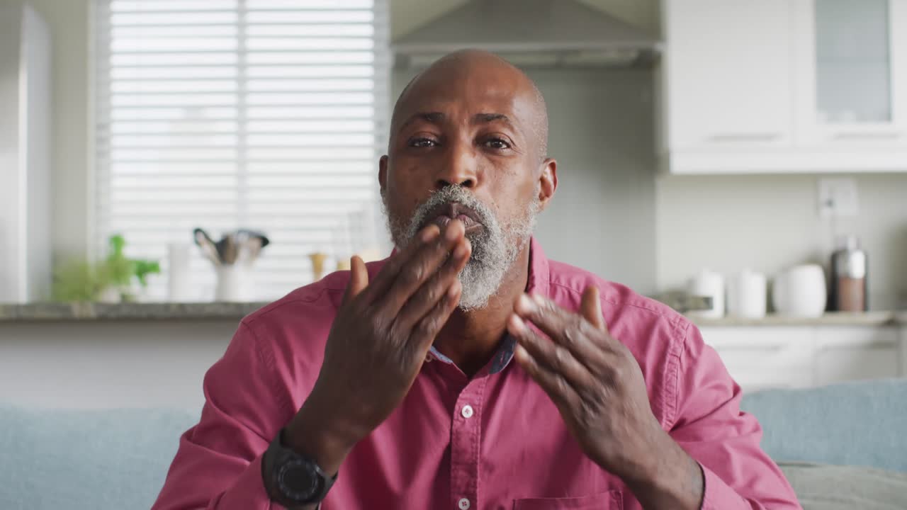 Video di un uomo afroamericano felice che fa una videochiamata.