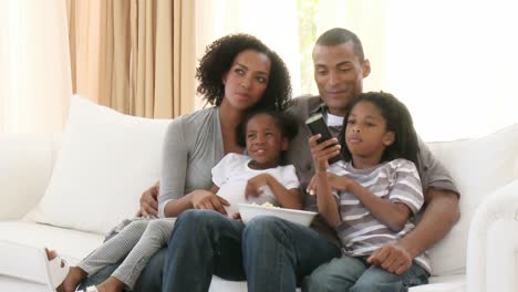 Afroamerikanische-Familie-Vor-Dem-Fernseher