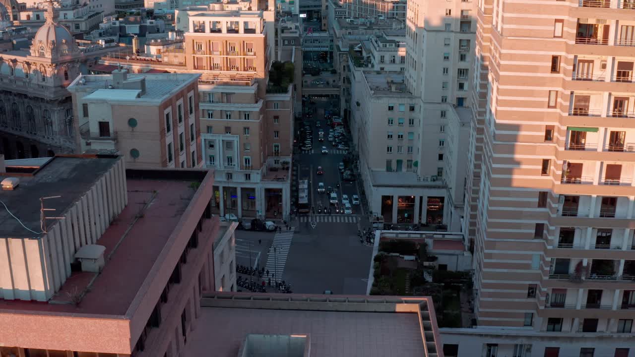 이탈리아 리구아리아 의 제노아 에 있는 댄테 광장 위 에서 해 가 지는 모습