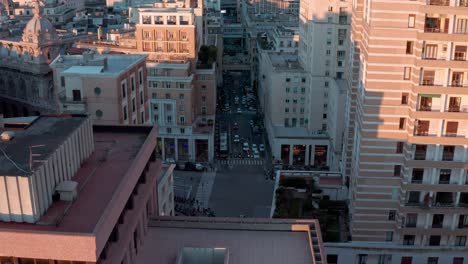 Nach-Unten-Geneigte-Luftaufnahme-über-Der-Piazza-Dante-Bei-Sonnenuntergang-In-Genua,-Ligurien,-Italien