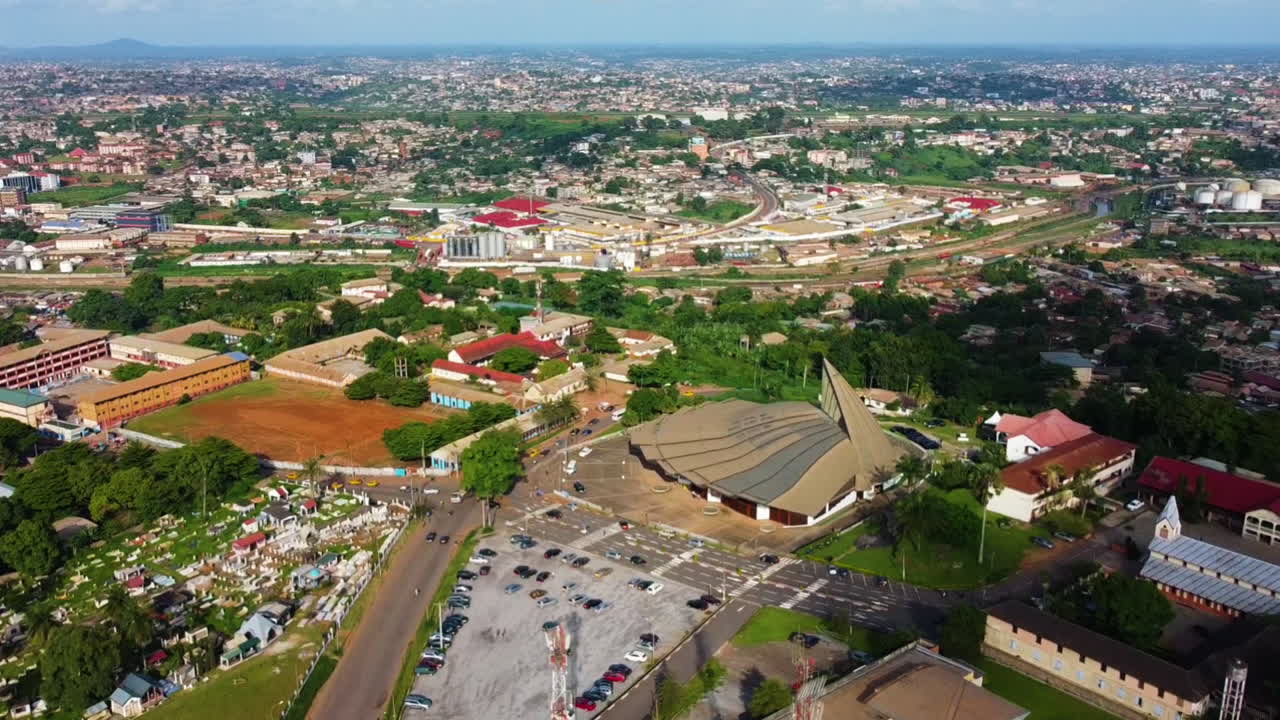 카메룬의 사도 마리아 여왕 대성당의 공중 전망 - 철수, 드론 촬영