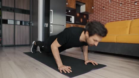 un hombre europeo hace ejercicio, haciendo flexiones, acostado en una alfombra, primer plano