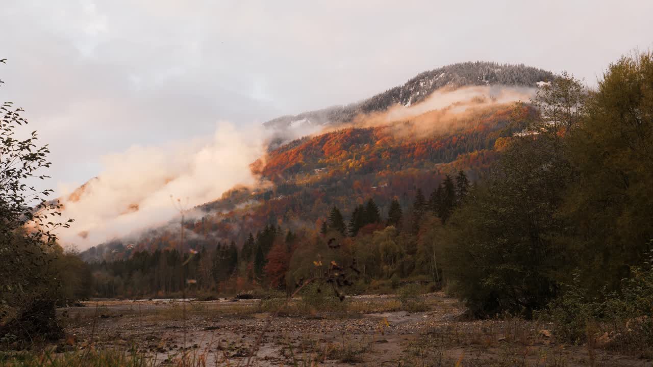 un lapso de tiempo al atardecer del valle de giffre en los alpes franceses, alta saboya