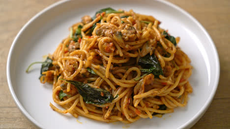 revuelva los espaguetis fritos con almejas y pasta de chile - estilo de comida fusión