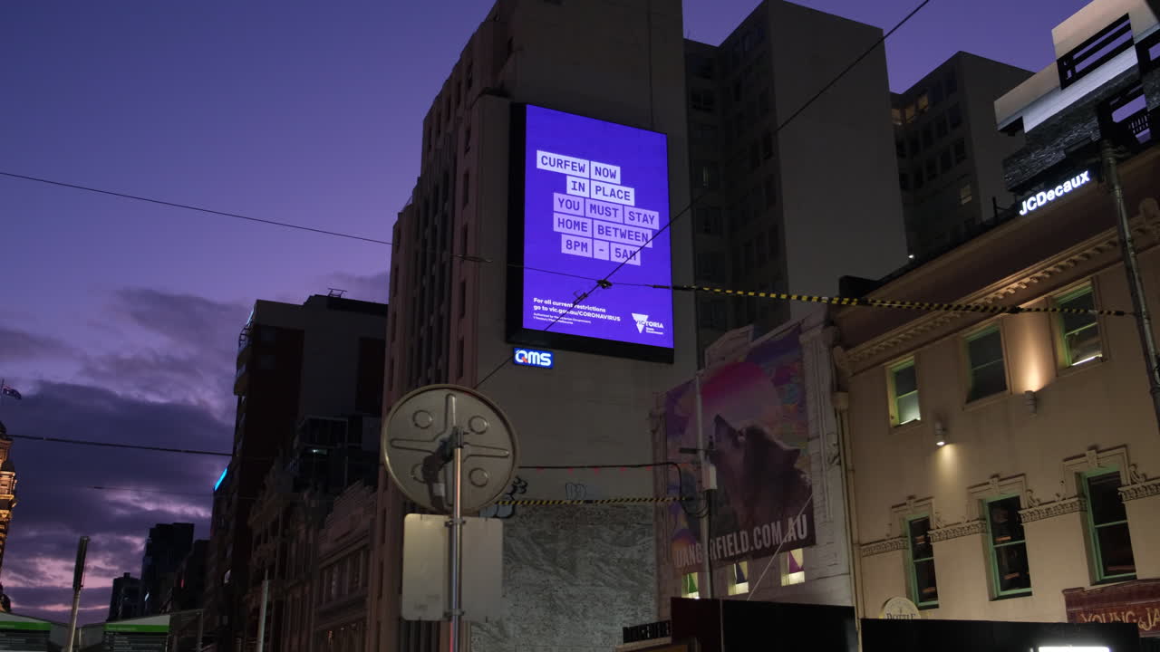 Digital sign announces Melbourne Curfew in Stage 4 Lockdown