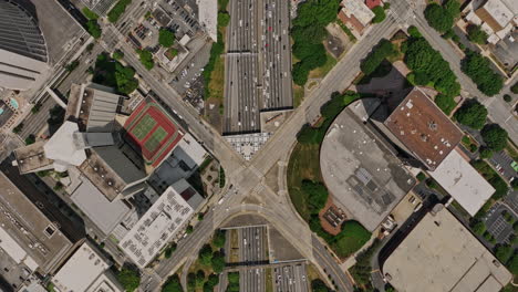 Atlanta-Georgia-Antena-V840-Vista-Vertical-De-Arriba-Hacia-Abajo-Drone-Volar-Sobre-La-Ruta-Interestatal-85-A-Través-Del-Centro,-Distrito-Hotelero-Y-Sono,-Capturando-Tráficos-De-Carretera-Ocupados---Filmado-Con-Cine-Mavic-3---Mayo-De-2022