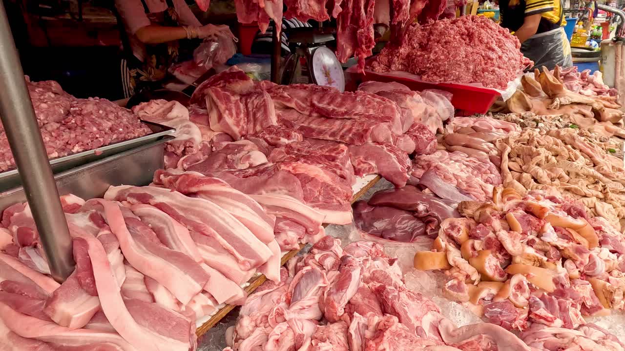 carnicero que corta y clasifica varias carnes