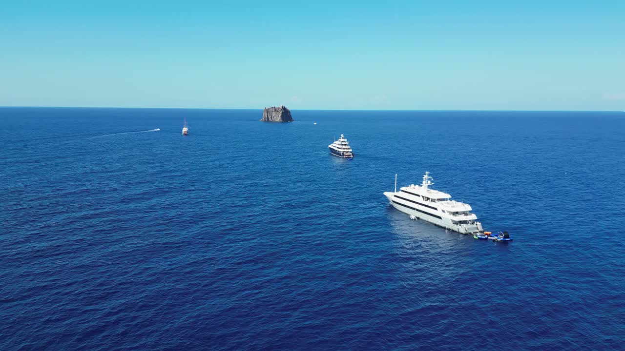 보트 와 스트롬볼리키오 화산 섬 스트롬볼리, 에올리아 섬, 시칠리아, 이탈리아 - 공중 4k 순환