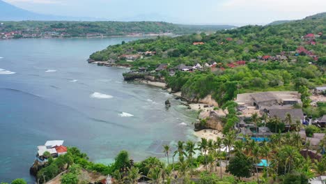 antena de la costa de la playa secret point en nusa ceningan en un día soleado