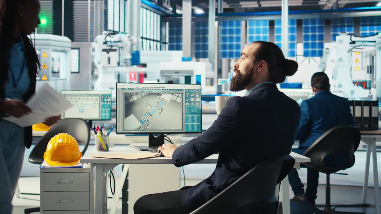 esperto di fabbrica fotovoltaica che progetta linee di produzione per l'assemblaggio di pannelli solari