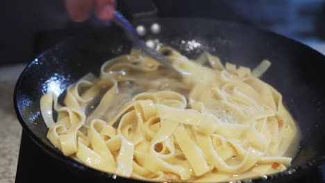 preparación de pasta con pescado