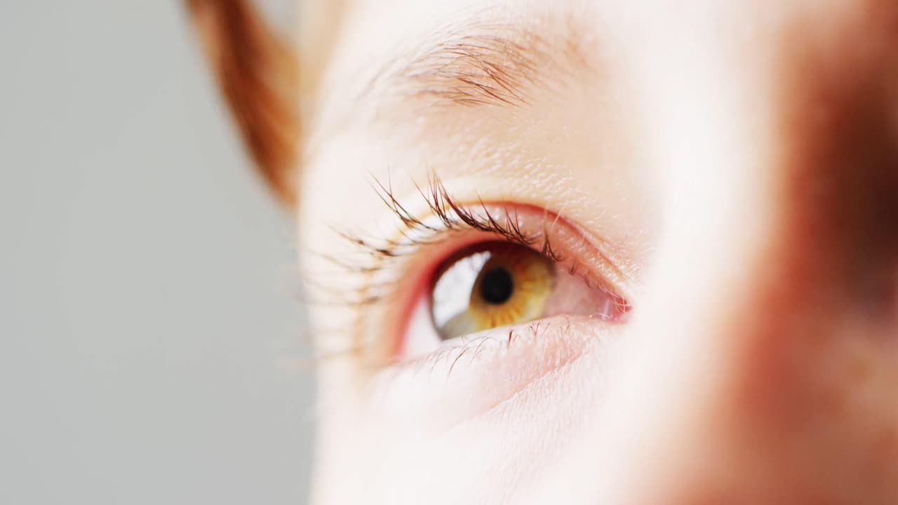 카우카스 여성의 박이는 초록색 눈의 클로즈업 비디오 세부 사항, 복사 공간