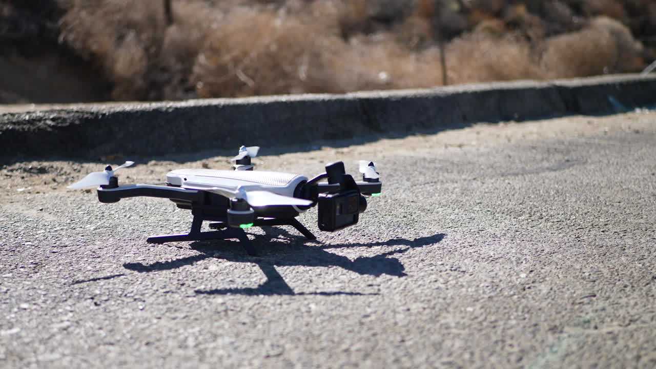 비행 중에 이륙하는 액션캠으로 드론을 닫습니다.