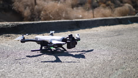 primer plano de un dron con una cámara de acción despegando en vuelo