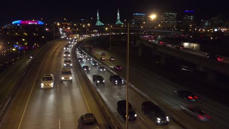 Gute-Aufnahmen-Von-Autobahn--Oder-Autobahnverkehr-In-Der-Nacht-In-Der-Nähe-Eines-Autobahnkreuzes-In-Portland-Oregon-2