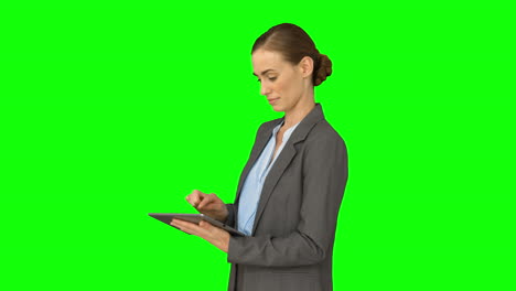 mujer de negocios feliz usando una tableta