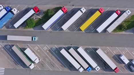 LKW-Fährt-Mitten-Durch-Schräg-Geparkte-LKWs---Luft-Von-Oben-Nach-Unten