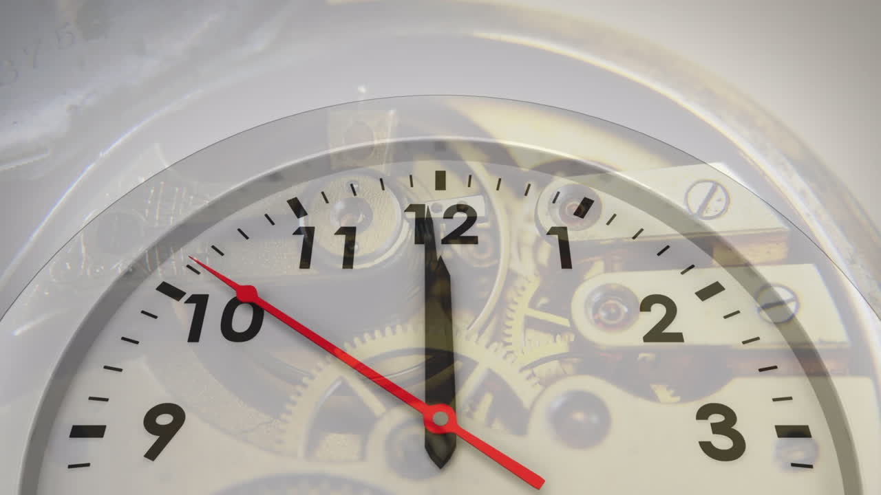 시계 메커니즘 위로 움직이는 시계의 애니메이션