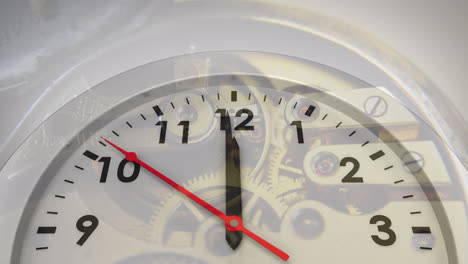 animación del reloj moviéndose sobre el mecanismo del reloj