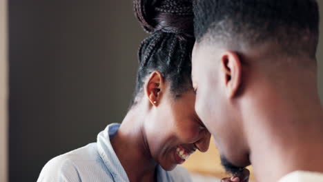 riendo, el amor y la pareja africana en el dormitorio