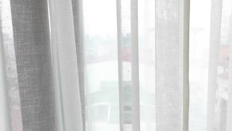 cortina blanca en una ventana