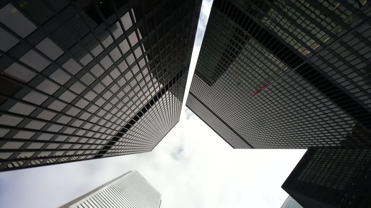 rascacielos de toronto desde la perspectiva del suelo contra el cielo nublado
