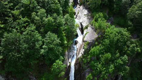 Belleza-De-La-Naturaleza-En-La-Cascada-Foroglio