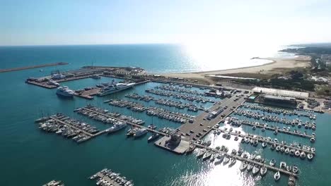 un puerto de una aldea mediterránea por avión no tripulado