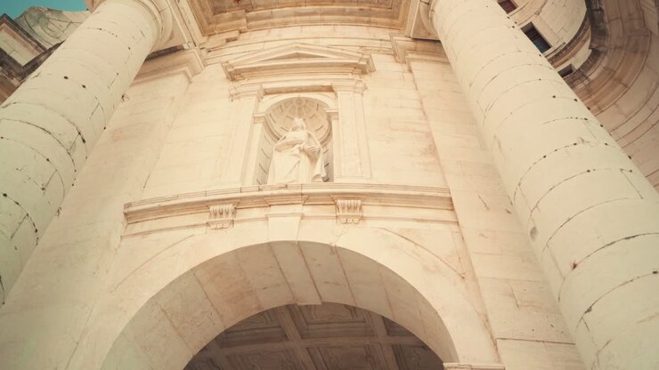 Lisbona, antica cattedrale barocca e Pantheon Nazionale, dettaglio statua della facciata all'alba 4K
