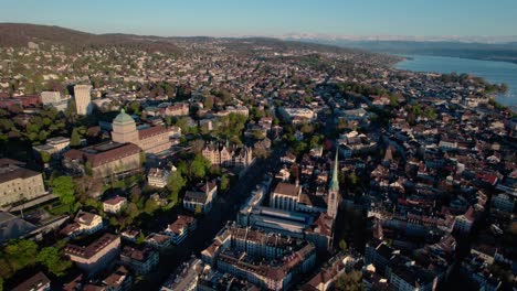 vista aérea del establecimiento del casco antiguo de la ciudad de zúrich al atardecer, círculo pan