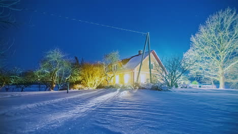 Casa-De-Lapso-De-Tiempo-En-El-Bosque-Nevado-Por-La-Noche,-Estrellas-En-Movimiento-Rural-Riga,-Letonia