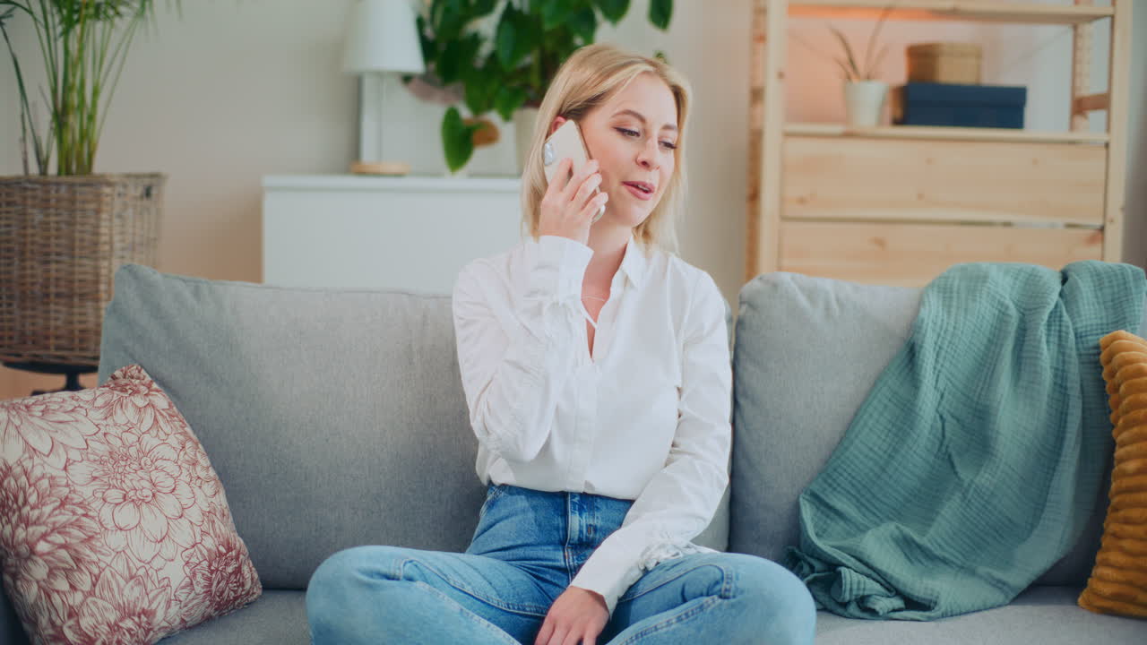 웃는 소녀가 전화로 얘기하고 있어