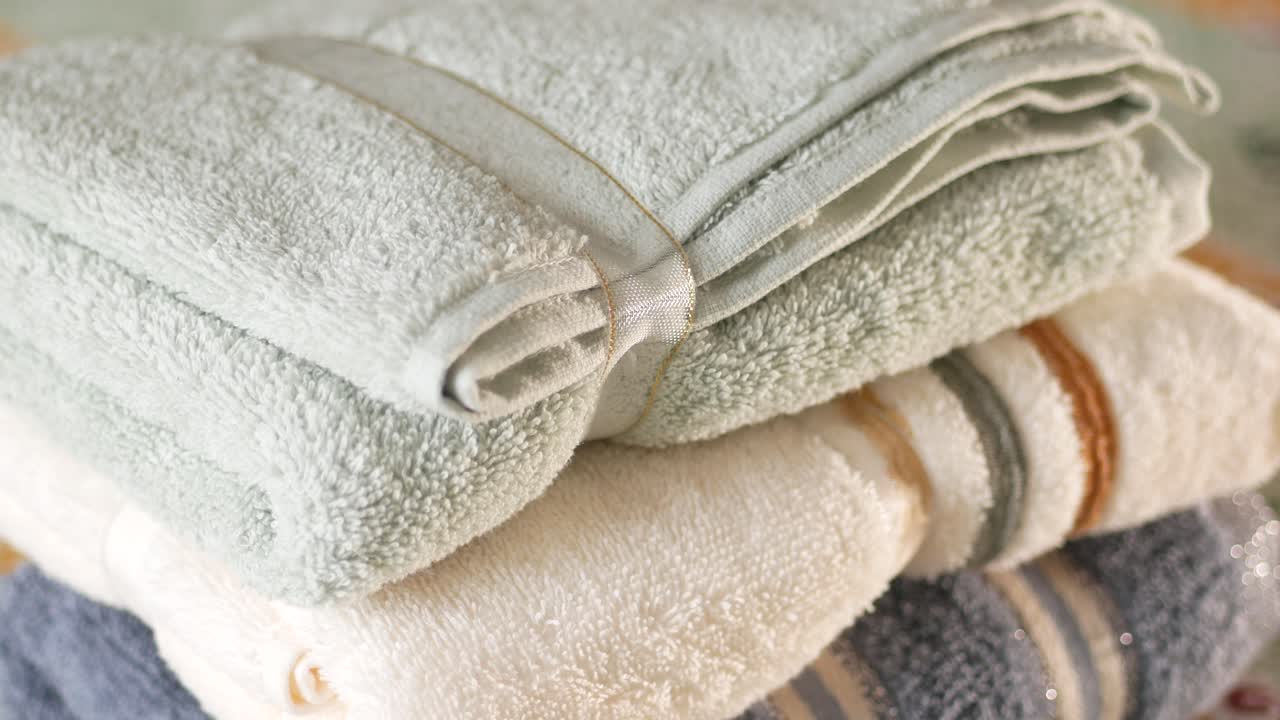 Una pila de toallas plegadas